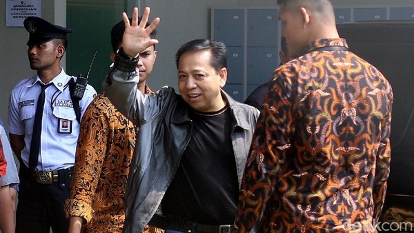 Dieksekusi ke Sukamiskin, Novanto Dadah-dadah Sambil Cengengesan