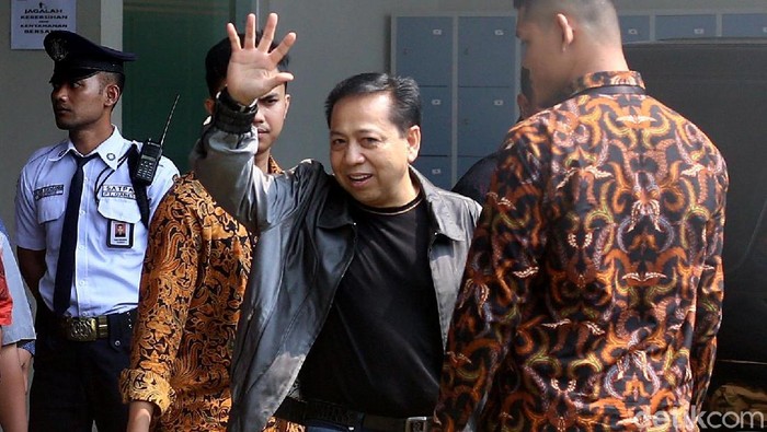 Setya Novanto melambaikan tangan ke arah wartawan saat menuju mobil tahanan menuju LP Sukamiskin, Bandung, Jawa Barat. Ini foto-fotonya.