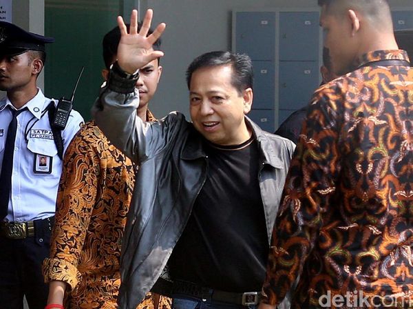 Dieksekusi ke Sukamiskin, Novanto Dadah-dadah Sambil Cengengesan