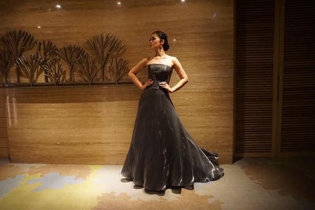 Pernah gemuk, kini Gracia Indri tampi mempesona dengan tubuh langsing dan balutan gaun hitam. Buat punya badan begini sihh susyahhhh yaaa manteman ... tolong hargai usaha saya ini dengan nge Love!!, tulisnya. Foto: Instagram Gracia Indri