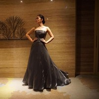 Pernah gemuk, kini Gracia Indri tampi mempesona dengan tubuh langsing dan balutan gaun hitam. Buat punya badan begini sihh susyahhhh yaaa manteman ... tolong hargai usaha saya ini dengan nge Love!!, tulisnya. Foto: Instagram Gracia Indri