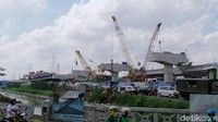 Dari pantauan detikFinance ada sekitar enam tiang yang sudah berdiri untuk menopang konstruksi jalan layang.