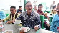 Di hari Jumat, Zulkifli mampir makan soto Padang. Hari Jum’at makin semangat makan Soto Padang yang nikmaaat, tulisnya. Foto: Instagram zul.hasan