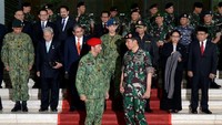 Tak cuma di Istana Bogor, Pangeran Mateen juga mendampingi ayahnya saat ke Mabes TNI. 