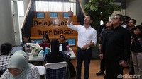 Sekretaris Jenderal PDI Perjuangan (PDIP), Hasto Kristiyanto saat berkunjung ke kantor startup ruangguru.com.