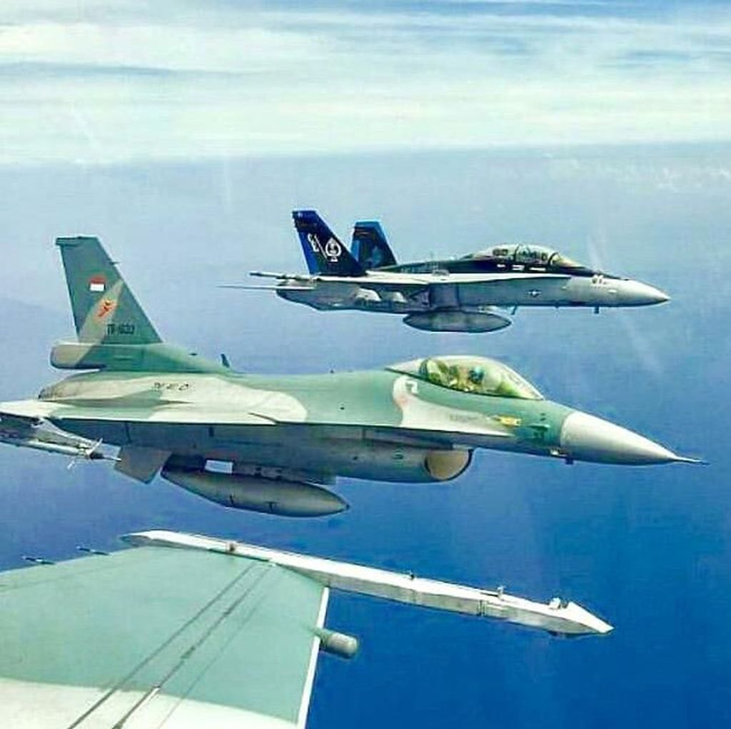 Gemuruh Jet Tempur di Langit Jateng Demi Bangunkan Warga Sahur Gemuruh Jet Tempur di Langit Jateng Demi Bangunkan Warga Sahur