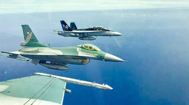 Gemuruh Jet Tempur di Langit Jateng Demi Bangunkan Warga Sahur Gemuruh Jet Tempur di Langit Jateng Demi Bangunkan Warga Sahur