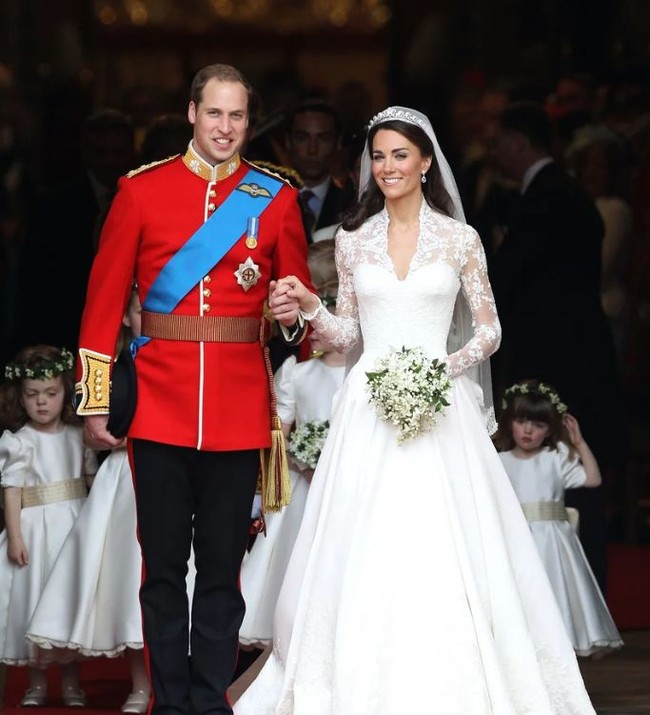 Kate Middleton membuat semua mata tertuju padanya di hari pernikahannya dengan Pangeran William di 2011. Gaunnya dibuat oleh Sarah Burton dari rumah mode Alexander McQueen. Gaun bergaya klasik ini dilengkapi train panjang tertutup lace cantik sepanjang gaun. Kate melengkapi penampilannya dengan tiara pinjaman dari Ratu Elizabeth. Foto: dok. Time