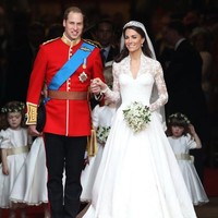 Kate Middleton membuat semua mata tertuju padanya di hari pernikahannya dengan Pangeran William di 2011. Gaunnya dibuat oleh Sarah Burton dari rumah mode Alexander McQueen. Gaun bergaya klasik ini dilengkapi train panjang tertutup lace cantik sepanjang gaun. Kate melengkapi penampilannya dengan tiara pinjaman dari Ratu Elizabeth. Foto: dok. Time