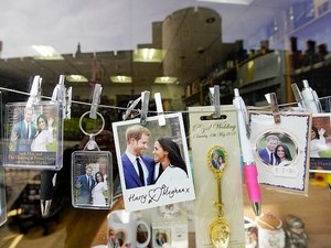 Cenderamata Meghan Merkle dan Pangeran Harry Laris Manis