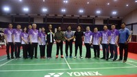 Saat main bulu tangkis, Mateen berduet dengan Susi Susanti.
