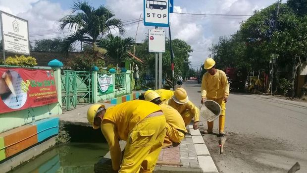 Pasukan kuning Bina Marga mengerjakan trotoar OK Otrip