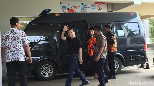 Foto: Gaya Kasual Novanto Jelang Dieksekusi ke Lapas Sukamiskin