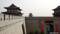Tembok raksasa ini memang lebih berfungsi sebagai benteng pertahanan. Tembok ini memang dibangun untuk menahan serangan Bangsa Mongol. Begitu masuk ke dalam, traveler akan merasa aman. (Wahyu/detikTravel)