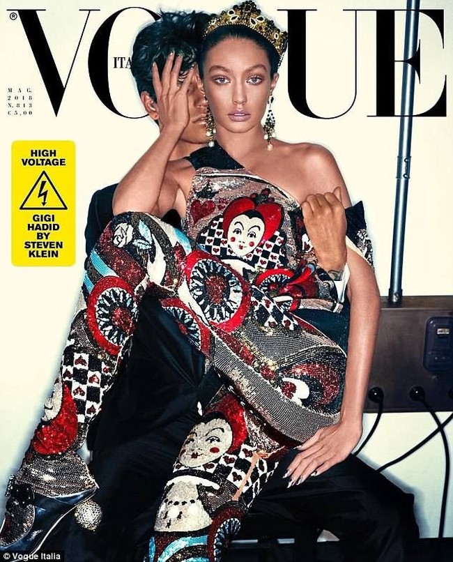 Saat tampil menjadi cover majalah Vogue Italia, Gigi Hadid tampil dengan kulit yang lebih gelap. Gigi Hadid diprotes karena hal tersebut dan disebut tidak sopan karena dinilai rasis dengan menggelapkan kulitnya.  Foto: Dok. Vogue Italia