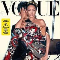 Saat tampil menjadi cover majalah Vogue Italia, Gigi Hadid tampil dengan kulit yang lebih gelap. Gigi Hadid diprotes karena hal tersebut dan disebut tidak sopan karena dinilai rasis dengan menggelapkan kulitnya.  Foto: Dok. Vogue Italia