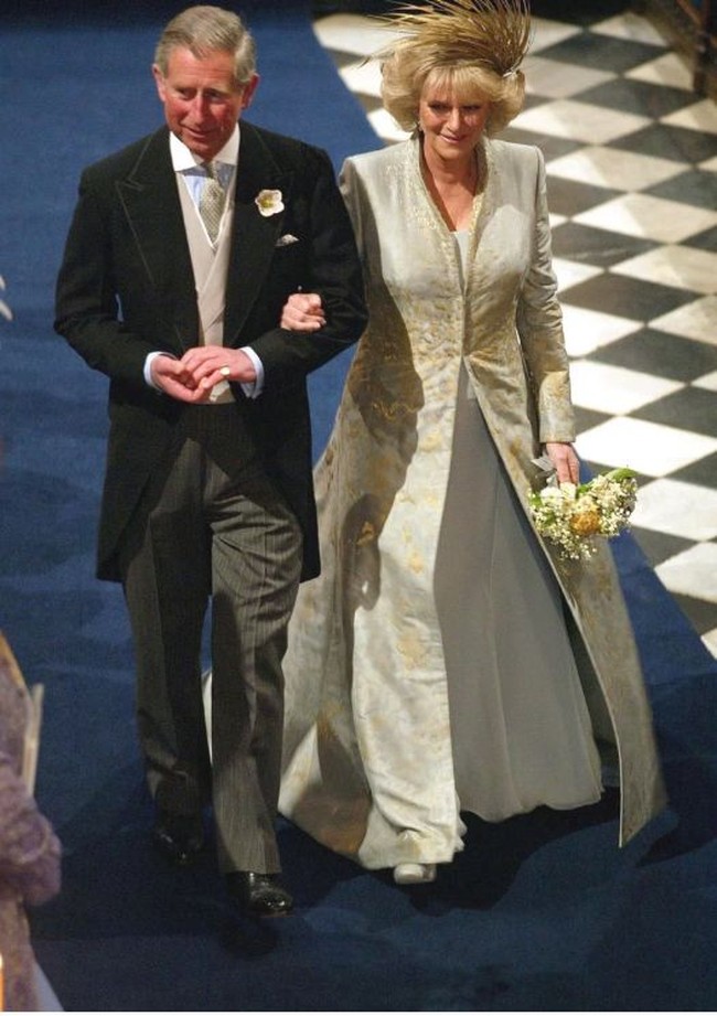 Di pernikahan kedua Pangeran Charles ada Camilla yang resmi menikah tahun 2005. Camilla mengenakan gaun warna krem dengan embroidery sebagai detailnya dari desainer London, Antonia Robinson dan Anna Valentine. Gaun ini pun tergolong sederhana dibanding yang lainnya. Camilla juga hanya mengenakan topi bulu dari desainer Phillip Treacy di hari bahagianya. Foto: dok. Time