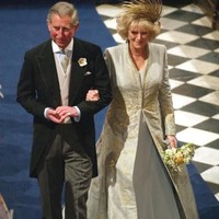 Di pernikahan kedua Pangeran Charles ada Camilla yang resmi menikah tahun 2005. Camilla mengenakan gaun warna krem dengan embroidery sebagai detailnya dari desainer London, Antonia Robinson dan Anna Valentine. Gaun ini pun tergolong sederhana dibanding yang lainnya. Camilla juga hanya mengenakan topi bulu dari desainer Phillip Treacy di hari bahagianya. Foto: dok. Time