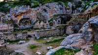 Yedi Uyurlar Magarasi atau lebih dikenal dengan nama Cave of the Seven Sleepers ini berada di Merin, Turki. Gua ini terlihat lebih mirip dengan bangunan bawah tanah. (denozzzz/Instagram)