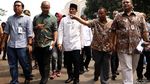 Sandiaga Cek Harga Sembako di Pasar Kramat Jati