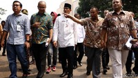 Ia juga mengecek sejumlah fasilitas lain di Pasar Induk Kramat Jati, Jakarta.