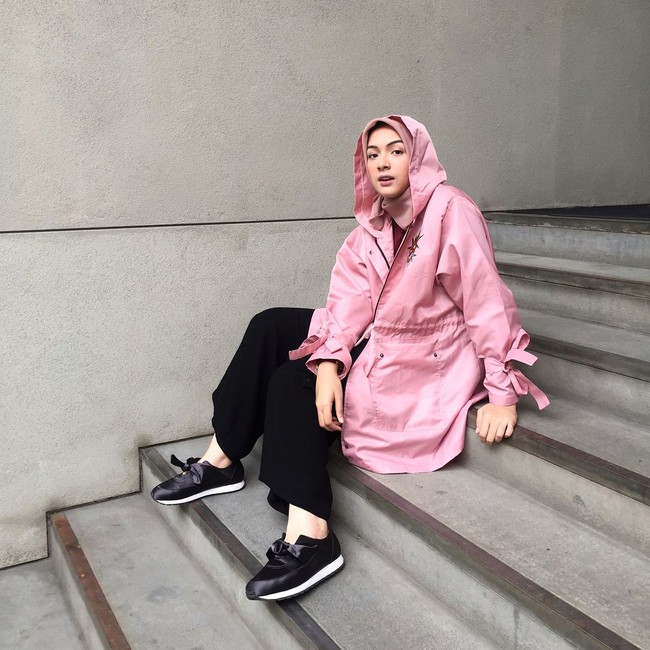 Berbeda dengan kebanyakan selebgram berdarah Arab lainnya, gaya Bella lebih maskulin. Ia senang memakai oversized jacket hingga sneakers.  Foto: Instagram/Bellatamimi