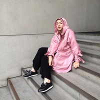 Berbeda dengan kebanyakan selebgram berdarah Arab lainnya, gaya Bella lebih maskulin. Ia senang memakai oversized jacket hingga sneakers.  Foto: Instagram/Bellatamimi