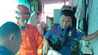 Pemilik rumah mau masak tiba-tiba sudah ada ular di dapur di antara rak sepatu, kata Kasi Pengawas Sudin Penanggulangan Kebakaran dan Penyelamatan Jakarta Timur, Gatot Sulaiman saat dikonfirmasi. (Foto: Ibnu Hariyanto/detikcom)