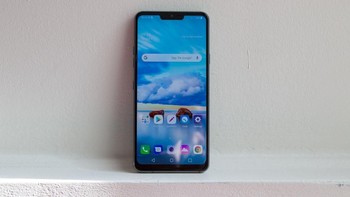 Mengikuti tren, kita dapat menjumpaui notch di G7 ThinQ. LG memanfaatkan layar di sisi kanan dan kiri notch sebagai layar kedua. Pengguna diberikan kebebasan pengaturan sesuai seleranya. Sehingga notifikasi akan lebih personal. (Foto: pocket-lint)