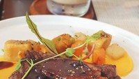 Enak banget! Potongan daging steak yang dilumuri dengan brown sauce dan foiegras di atasnya. Jadi penasaran nih bagaimana rasanya. Foto: Instagram @michelleziu