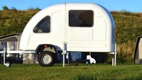 Mobil yang didesain oleh Wide Path Camper ini juga bisa jadi andalan jika ingin berpergian sambil kempinh. Ketika dilipat, panjang tenda hanya 58 inci, tinggi 57 inci dan lebar 39 inci. Tapi ketika kulit luar nya diputar 90 derajat, luas maka ruangannya bisa bertambah hingga tiga kali lipat. Istimewa/Inhabitat.