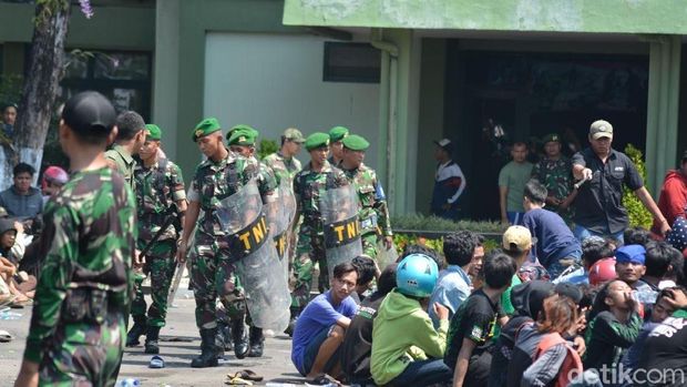 Bonek Jebol Pagar Korem demi Tiket Laga Persebaya, Ini Kata Danrem