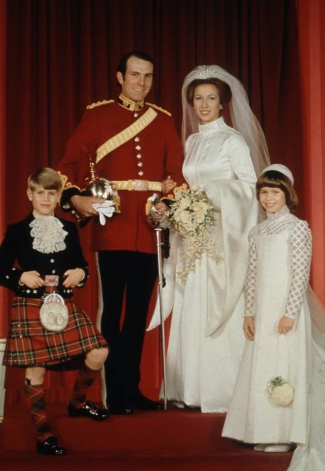 Putri Anne mengenakan gaun embroidery dengan kerah tinggi yang dirancang oleh Maureen Baker untuk label Susan Small ketika dinikahi Kapten Mark Phillips. Desain gaun terinspirasi era medieval yang juga dihiasi mutiara dan perak. Putri Anne lalu mengenakan tiara yang dipakai ibunya, Ratu Elizabeth di hari pernikahannya. Foto: dok. Time