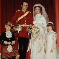 Putri Anne mengenakan gaun embroidery dengan kerah tinggi yang dirancang oleh Maureen Baker untuk label Susan Small ketika dinikahi Kapten Mark Phillips. Desain gaun terinspirasi era medieval yang juga dihiasi mutiara dan perak. Putri Anne lalu mengenakan tiara yang dipakai ibunya, Ratu Elizabeth di hari pernikahannya. Foto: dok. Time