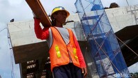 Seperti siang ini, ketika menyambangi lokasi konstruksi di balik bilik penutup yang terbuat dari lapisan seng tampak pekerja lalu lalang.