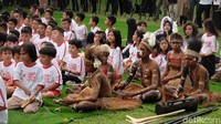 Kegiatan ini juga menampilkan pertunjukan dari anak-anak Asmat. Usai pentas mereka ikut berbaur dengan anak-anak lainnya dan ikut bermain.