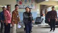 Tak lama kemudian, Setya Novanto meninggalkan rutan KPK untuk menuju Bandung ke Lapas Sukamiskin. Kali ini, Novanto memakai jaket melapisi gaya kasualnya.