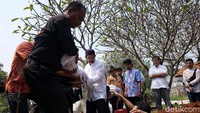 Jenazah saat diturunkan ke liang lahat.