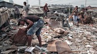 Sejumlah warga memungut sampah plastik di kawasan Muara Angke, Jakarta Utara, Jumat (4/5).
