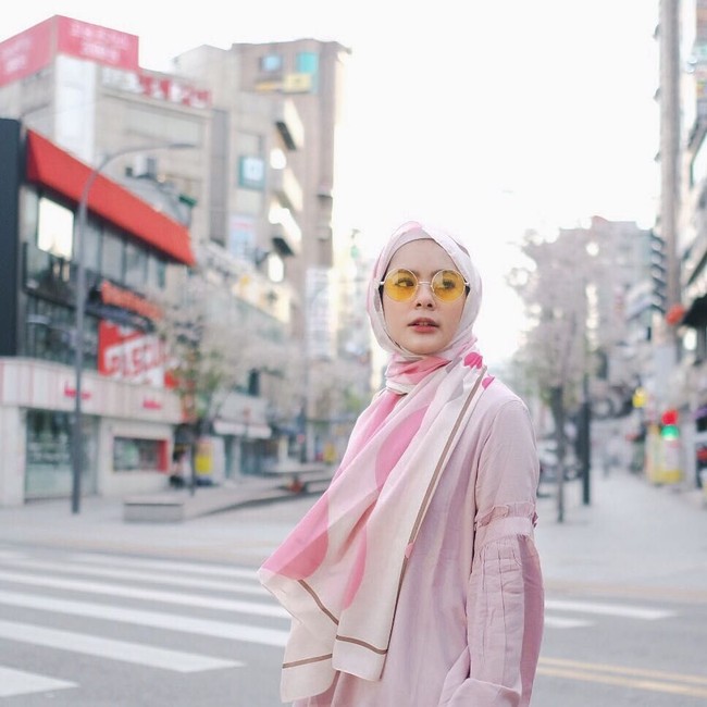 Fairuz Sakinah memiliki gaya hijab yang feminin. Ibu anak satu ini sering memakai warna-warna lembut di kesehariannya. Foto: Instagram/fairuzsakinah