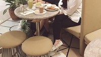 Ditinggalin suami shooting di luar kota, jadinya seharian nge-mall & nongkrong sama adek ipar ajaa tulis Franda pada postingan foto ini. Segelas kopi dan roti bakar jadi pilihan Franda. Foto: instagram @frandaaa87