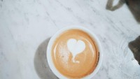 Secangkir kopi dengan latte art berbentuk hati sangat cocok lho dinikmati pagi hari. Siapa sangka nih, ternyata si cantik Michelle Ziudith suka ngopi juga ya. Foto: Instagram @michelleziu