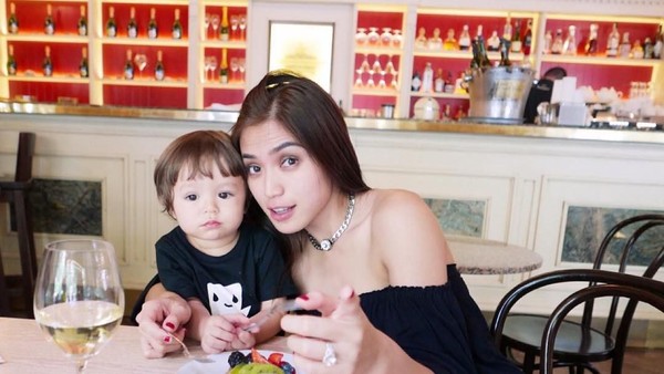 Manisnya Gaya Jessica Iskandar dan El Barack Saat Makan Bareng
