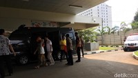 Novanto datang bersama tahanan KPK lainnya yaitu Auditor Utama BPK nonaktif Rochmadi Saptogiri dan Wali Kota Kendari Adriatma Dwi Putra