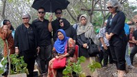 Suasana haru menyelimuti prosesi pemakaman.