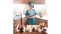 Punya usaha kue kekinian, Zaskia memasang pose imut saat tengah membuat kue miliknya. Foto: Instagram zaskia_gotix