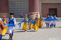Para penari menyambut kami dengan syal berwarna biru (Wahyu/detikTravel)