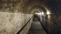 Jaringan bawah tanah ini disebut sebagai Napoli Sotterranea atau Naples Underground. Di bawah sini, terdapat jalur, terowongan dan gua-gua tempat persembunyian bangsa romawi (fabio_v88/Instagram)