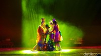 Inilah pertunjukan tari kolosal ala Suku Mongol. Pertunjukan ini bercerita tentang gadis yang harus berpisah dengan ibu dan keluarganya karena mesti menjalani pernikahan. (Wahyu/detikTravel)