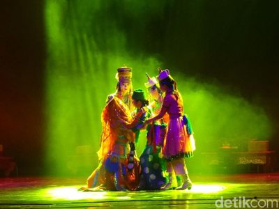 Foto: Pertunjukan Tari Kolosal Suku Mongol yang Spektakuler